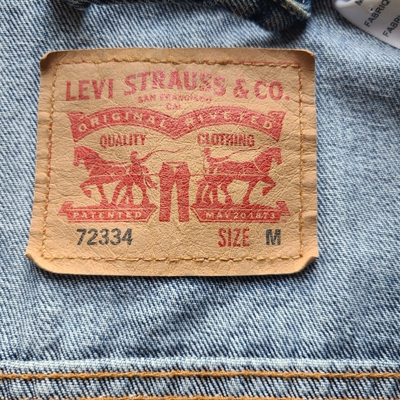 786. Levi's unisex blue, button down jean jacket w/ 4 pockets, size M - Picture 7 of 8